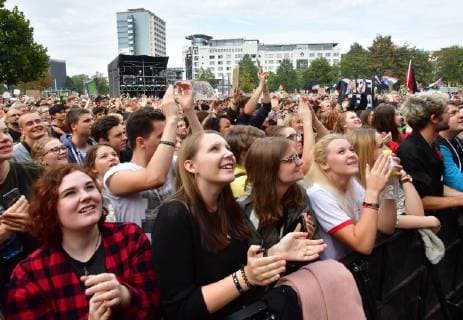 Zu dem Konzert gegen Fremdenfeindlichkeit und Rassismus in Chemnitz sind nach Angaben der Stadtverwaltung am fruehen Montagabend (03.09.18) rund 50.000 Menschen gekommen. Zu der Gratisveranstaltung unter dem Motto Wir sind mehr in der Innenstadt hatten mehrere Bands eingeladen, darunter Die Toten Hosen , Feine Sahne Fischfilet , die Chemnitzer Band Kraftklub , der Rapper Marteria und die Hip-Hop-Band K.I.Z. Das Konzert auf dem Johannisplatz startete am spaeten Nachmittag mit einer Schweigeminute. (Siehe epd-Meldung vom 03.09.18) 50.000 Menschen bei Chemnitzer Konzert gegen Fremdenfeindlichkeit