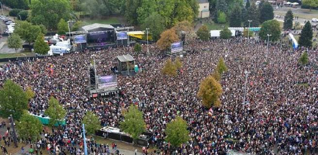 News Bilder des Tages Zu dem Konzert gegen Fremdenfeindlichkeit und Rassismus in Chemnitz sind nach Angaben der Stadtverwaltung am fruehen Montagabend (03.09.18) rund 50.000 Menschen gekommen. Zu der Gratisveranstaltung unter dem Motto Wir sind mehr in der Innenstadt hatten mehrere Bands eingeladen, darunter Die Toten Hosen , Feine Sahne Fischfilet , die Chemnitzer Band Kraftklub , der Rapper Marteria und die Hip-Hop-Band K.I.Z. Das Konzert auf dem Johannisplatz startete am spaeten Nachmittag mit einer Schweigeminute. (Siehe epd-Meldung vom 03.09.18) 50.000 Menschen bei Chemnitzer Konzert gegen Fremdenfeindlichkeit
