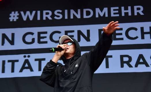 Entertainment Bilder des Tages Zu dem Konzert gegen Fremdenfeindlichkeit und Rassismus in Chemnitz sind nach Angaben der Stadtverwaltung am fruehen Montagabend (03.09.18) rund 50.000 Menschen gekommen (Foto: Der Rapper Trettmann). Zu der Gratisveranstaltung unter dem Motto Wir sind mehr in der Innenstadt hatten mehrere Bands eingeladen, darunter Die Toten Hosen , Feine Sahne Fischfilet , die Chemnitzer Band Kraftklub , der Rapper Marteria und die Hip-Hop-Band K.I.Z. Das Konzert auf dem Johannisplatz startete am spaeten Nachmittag mit einer Schweigeminute. (Siehe epd-Meldung vom 03.09.18) 50.000 Menschen bei Chemnitzer Konzert gegen Fremdenfeindlichkeit