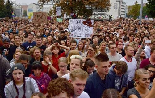 Zu dem Konzert gegen Fremdenfeindlichkeit und Rassismus in Chemnitz sind nach Angaben der Stadtverwaltung am fruehen Montagabend (03.09.18) rund 50.000 Menschen gekommen. Zu der Gratisveranstaltung unter dem Motto Wir sind mehr in der Innenstadt hatten mehrere Bands eingeladen, darunter Die Toten Hosen , Feine Sahne Fischfilet , die Chemnitzer Band Kraftklub , der Rapper Marteria und die Hip-Hop-Band K.I.Z. Das Konzert auf dem Johannisplatz startete am spaeten Nachmittag mit einer Schweigeminute. (Siehe epd-Meldung vom 03.09.18) 50.000 Menschen bei Chemnitzer Konzert gegen Fremdenfeindlichkeit