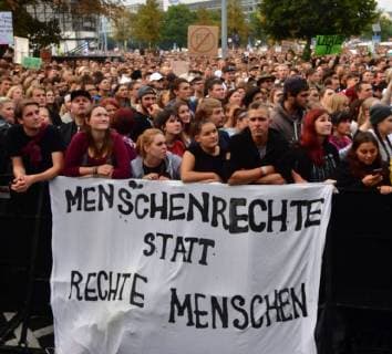 News Themen der Woche KW 36 News Bilder des Tages Zu dem Konzert gegen Fremdenfeindlichkeit und Rassismus in Chemnitz sind nach Angaben der Stadtverwaltung am fruehen Montagabend (03.09.18) rund 50.000 Menschen gekommen. Zu der Gratisveranstaltung unter dem Motto Wir sind mehr in der Innenstadt hatten mehrere Bands eingeladen, darunter Die Toten Hosen , Feine Sahne Fischfilet , die Chemnitzer Band Kraftklub , der Rapper Marteria und die Hip-Hop-Band K.I.Z. Das Konzert auf dem Johannisplatz startete am spaeten Nachmittag mit einer Schweigeminute. (Siehe epd-Meldung vom 03.09.18) 50.000 Menschen bei Chemnitzer Konzert gegen Fremdenfeindlichkeit *** To the concert against xenophobia and racism in Chemnitz are according to the city administration on early Monday evening 03 09 18 approximately 50,000 humans come to the free event under the motto we are more in the city center had invit Copyright: epd-bild WolfgangxSchmidt EDITORIAL USE ONLY