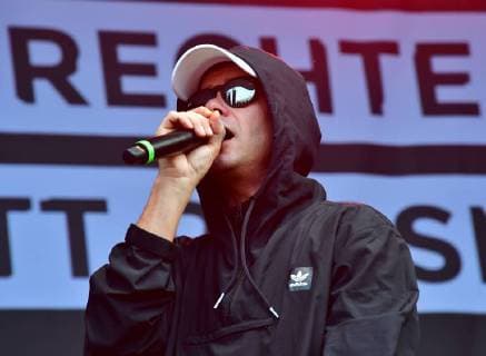 Zu dem Konzert gegen Fremdenfeindlichkeit und Rassismus in Chemnitz sind nach Angaben der Stadtverwaltung am fruehen Montagabend (03.09.18) rund 50.000 Menschen gekommen Foto: Der Rapper Trettmann). Zu der Gratisveranstaltung unter dem Motto Wir sind mehr in der Innenstadt hatten mehrere Bands eingeladen, darunter Die Toten Hosen , Feine Sahne Fischfilet , die Chemnitzer Band Kraftklub , der Rapper Marteria und die Hip-Hop-Band K.I.Z. Das Konzert auf dem Johannisplatz startete am spaeten Nachmittag mit einer Schweigeminute. (Siehe epd-Meldung vom 03.09.18) 50.000 Menschen bei Chemnitzer Konzert gegen Fremdenfeindlichkeit