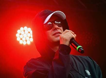 Zu dem Konzert gegen Fremdenfeindlichkeit und Rassismus in Chemnitz sind nach Angaben der Stadtverwaltung am fruehen Montagabend (03.09.18) rund 50.000 Menschen gekommen Foto: Der Rapper Trettmann). Zu der Gratisveranstaltung unter dem Motto Wir sind mehr in der Innenstadt hatten mehrere Bands eingeladen, darunter Die Toten Hosen , Feine Sahne Fischfilet , die Chemnitzer Band Kraftklub , der Rapper Marteria und die Hip-Hop-Band K.I.Z. Das Konzert auf dem Johannisplatz startete am spaeten Nachmittag mit einer Schweigeminute. (Siehe epd-Meldung vom 03.09.18) 50.000 Menschen bei Chemnitzer Konzert gegen Fremdenfeindlichkeit