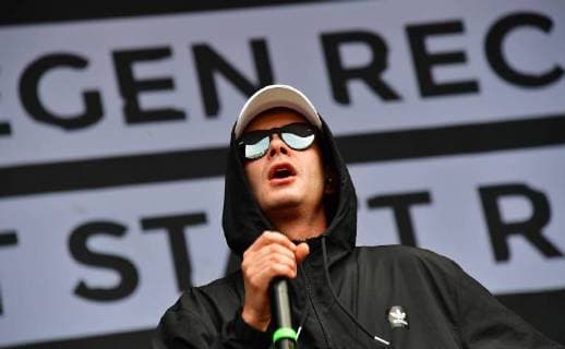 News Bilder des Tages Zu dem Konzert gegen Fremdenfeindlichkeit und Rassismus in Chemnitz sind nach Angaben der Stadtverwaltung am fruehen Montagabend (03.09.18) rund 50.000 Menschen gekommen Foto: Der Rapper Trettmann). Zu der Gratisveranstaltung unter dem Motto Wir sind mehr in der Innenstadt hatten mehrere Bands eingeladen, darunter Die Toten Hosen , Feine Sahne Fischfilet , die Chemnitzer Band Kraftklub , der Rapper Marteria und die Hip-Hop-Band K.I.Z. Das Konzert auf dem Johannisplatz startete am spaeten Nachmittag mit einer Schweigeminute. (Siehe epd-Meldung vom 03.09.18) 50.000 Menschen bei Chemnitzer Konzert gegen Fremdenfeindlichkeit