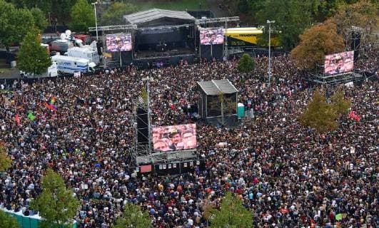 News Themen der Woche KW 36 News Bilder des Tages Zu dem Konzert gegen Fremdenfeindlichkeit und Rassismus in Chemnitz sind nach Angaben der Stadtverwaltung am fruehen Montagabend (03.09.18) rund 50.000 Menschen gekommen. Zu der Gratisveranstaltung unter dem Motto Wir sind mehr in der Innenstadt hatten mehrere Bands eingeladen, darunter Die Toten Hosen , Feine Sahne Fischfilet , die Chemnitzer Band Kraftklub , der Rapper Marteria und die Hip-Hop-Band K.I.Z. Das Konzert auf dem Johannisplatz startete am spaeten Nachmittag mit einer Schweigeminute. (Siehe epd-Meldung vom 03.09.18) 50.000 Menschen bei Chemnitzer Konzert gegen Fremdenfeindlichkeit *** To the concert against xenophobia and racism in Chemnitz are according to the city administration on early Monday evening 03 09 18 approximately 50,000 humans come to the free event under the motto we are more in the city center had invit Copyright: epd-bild WolfgangxSchmidt EDITORIAL USE ONLY
