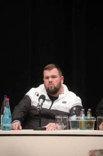 Chemnitz - Wir sind mehr . Sänger Jan Monchi Gorkow ( Feine Sahne Fischfilet ) anläßlich einer Pressekonferenz zum Konzert gegen Rechtsradikalismus und Fremdenhass Wir sind mehr am 03.09.2018 in Chemnitz. 20180903SFL0013