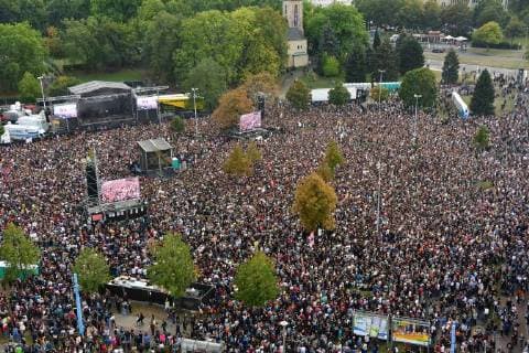 Entertainment Bilder des Tages Zu dem Konzert gegen Fremdenfeindlichkeit und Rassismus in Chemnitz sind nach Angaben der Stadtverwaltung am fruehen Montagabend (03.09.18) rund 50.000 Menschen gekommen. Zu der Gratisveranstaltung unter dem Motto Wir sind mehr in der Innenstadt hatten mehrere Bands eingeladen, darunter Die Toten Hosen , Feine Sahne Fischfilet , die Chemnitzer Band Kraftklub , der Rapper Marteria und die Hip-Hop-Band K.I.Z. Das Konzert auf dem Johannisplatz startete am spaeten Nachmittag mit einer Schweigeminute. (Siehe epd-Meldung vom 03.09.18) 50.000 Menschen bei Chemnitzer Konzert gegen Fremdenfeindlichkeit