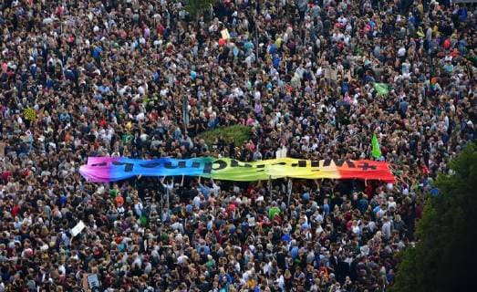 Zu dem Konzert gegen Fremdenfeindlichkeit und Rassismus in Chemnitz sind nach Angaben der Stadtverwaltung am fruehen Montagabend (03.09.18) rund 50.000 Menschen gekommen. Zu der Gratisveranstaltung unter dem Motto Wir sind mehr in der Innenstadt hatten mehrere Bands eingeladen, darunter Die Toten Hosen , Feine Sahne Fischfilet , die Chemnitzer Band Kraftklub , der Rapper Marteria und die Hip-Hop-Band K.I.Z. Das Konzert auf dem Johannisplatz startete am spaeten Nachmittag mit einer Schweigeminute. (Siehe epd-Meldung vom 03.09.18) 50.000 Menschen bei Chemnitzer Konzert gegen Fremdenfeindlichkeit