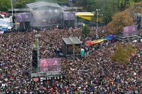 Zu dem Konzert gegen Fremdenfeindlichkeit und Rassismus in Chemnitz sind nach Angaben der Stadtverwaltung am fruehen Montagabend (03.09.18) rund 50.000 Menschen gekommen. Zu der Gratisveranstaltung unter dem Motto Wir sind mehr in der Innenstadt hatten mehrere Bands eingeladen, darunter Die Toten Hosen , Feine Sahne Fischfilet , die Chemnitzer Band Kraftklub , der Rapper Marteria und die Hip-Hop-Band K.I.Z. Das Konzert auf dem Johannisplatz startete am spaeten Nachmittag mit einer Schweigeminute. (Siehe epd-Meldung vom 03.09.18) 50.000 Menschen bei Chemnitzer Konzert gegen Fremdenfeindlichkeit