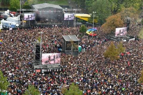Zu dem Konzert gegen Fremdenfeindlichkeit und Rassismus in Chemnitz sind nach Angaben der Stadtverwaltung am fruehen Montagabend (03.09.18) rund 50.000 Menschen gekommen Foto: Der Rapper Trettmann). Zu der Gratisveranstaltung unter dem Motto Wir sind mehr in der Innenstadt hatten mehrere Bands eingeladen, darunter Die Toten Hosen , Feine Sahne Fischfilet , die Chemnitzer Band Kraftklub , der Rapper Marteria und die Hip-Hop-Band K.I.Z. Das Konzert auf dem Johannisplatz startete am spaeten Nachmittag mit einer Schweigeminute. (Siehe epd-Meldung vom 03.09.18) 50.000 Menschen bei Chemnitzer Konzert gegen Fremdenfeindlichkeit