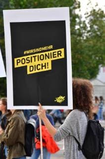 Zu dem Konzert gegen Fremdenfeindlichkeit und Rassismus in Chemnitz sind nach Angaben der Stadtverwaltung am fruehen Montagabend (03.09.18) rund 50.000 Menschen gekommen Foto: Der Rapper Trettmann). Zu der Gratisveranstaltung unter dem Motto Wir sind mehr in der Innenstadt hatten mehrere Bands eingeladen, darunter Die Toten Hosen , Feine Sahne Fischfilet , die Chemnitzer Band Kraftklub , der Rapper Marteria und die Hip-Hop-Band K.I.Z. Das Konzert auf dem Johannisplatz startete am spaeten Nachmittag mit einer Schweigeminute. (Siehe epd-Meldung vom 03.09.18) 50.000 Menschen bei Chemnitzer Konzert gegen Fremdenfeindlichkeit