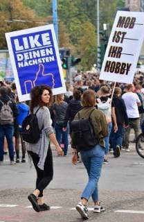 Zu dem Konzert gegen Fremdenfeindlichkeit und Rassismus in Chemnitz sind nach Angaben der Stadtverwaltung am fruehen Montagabend (03.09.18) rund 50.000 Menschen gekommen Foto: Der Rapper Trettmann). Zu der Gratisveranstaltung unter dem Motto Wir sind mehr in der Innenstadt hatten mehrere Bands eingeladen, darunter Die Toten Hosen , Feine Sahne Fischfilet , die Chemnitzer Band Kraftklub , der Rapper Marteria und die Hip-Hop-Band K.I.Z. Das Konzert auf dem Johannisplatz startete am spaeten Nachmittag mit einer Schweigeminute. (Siehe epd-Meldung vom 03.09.18) 50.000 Menschen bei Chemnitzer Konzert gegen Fremdenfeindlichkeit