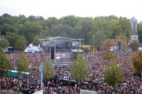Chemnitz, der 03. September 2018 Mit einem Konzert vor mehreren zehntausend Menschen setzen heute zahlreiche Bands an der Johanniskirche ein Zeichen gegen Rassismus, Faschismus und Gewalt. U.a. Feine Sahne Fischfilet (Foto), K.I.Z., Die Toten Hosen u.a. spielen kostenlos unter dem Motto: Wir sind mehr Chemnitz mehrere Zehntausend Menschen setzen Zeichen gegen Rechts