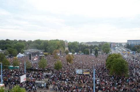 News Bilder des Tages Chemnitz, der 03. September 2018 Mit einem Konzert vor mehreren zehntausend Menschen setzen heute zahlreiche Bands an der Johanniskirche ein Zeichen gegen Rassismus, Faschismus und Gewalt. U.a. Feine Sahne Fischfilet (Foto), K.I.Z., Die Toten Hosen u.a. spielen kostenlos unter dem Motto: Wir sind mehr Chemnitz mehrere Zehntausend Menschen setzen Zeichen gegen Rechts