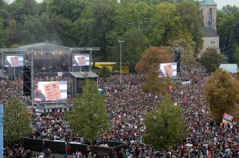 Chemnitz, der 03. September 2018 Mit einem Konzert vor mehreren zehntausend Menschen setzen heute zahlreiche Bands an der Johanniskirche ein Zeichen gegen Rassismus, Faschismus und Gewalt. U.a. Feine Sahne Fischfilet (Foto), K.I.Z., Die Toten Hosen u.a. spielen kostenlos unter dem Motto: Wir sind mehr Chemnitz mehrere Zehntausend Menschen setzen Zeichen gegen Rechts