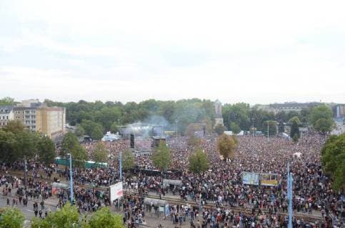 Chemnitz, der 03. September 2018 Mit einem Konzert vor mehreren zehntausend Menschen setzen heute zahlreiche Bands an der Johanniskirche ein Zeichen gegen Rassismus, Faschismus und Gewalt. U.a. Feine Sahne Fischfilet (Foto), K.I.Z., Die Toten Hosen u.a. spielen kostenlos unter dem Motto: Wir sind mehr Chemnitz mehrere Zehntausend Menschen setzen Zeichen gegen Rechts