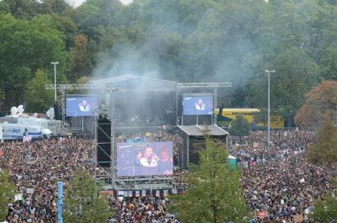 Chemnitz, der 03. September 2018 Mit einem Konzert vor mehreren zehntausend Menschen setzen heute zahlreiche Bands an der Johanniskirche ein Zeichen gegen Rassismus, Faschismus und Gewalt. U.a. Feine Sahne Fischfilet (Foto), K.I.Z., Die Toten Hosen u.a. spielen kostenlos unter dem Motto: Wir sind mehr Chemnitz mehrere Zehntausend Menschen setzen Zeichen gegen Rechts
