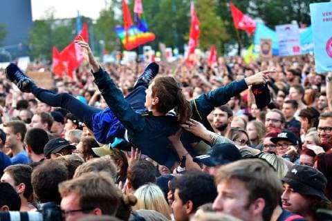 Zu dem Konzert gegen Fremdenfeindlichkeit und Rassismus in Chemnitz sind nach Angaben der Stadtverwaltung am fruehen Montagabend (03.09.18) rund 50.000 Menschen gekommen Foto: Der Rapper Trettmann). Zu der Gratisveranstaltung unter dem Motto Wir sind mehr in der Innenstadt hatten mehrere Bands eingeladen, darunter Die Toten Hosen , Feine Sahne Fischfilet , die Chemnitzer Band Kraftklub , der Rapper Marteria und die Hip-Hop-Band K.I.Z. Das Konzert auf dem Johannisplatz startete am spaeten Nachmittag mit einer Schweigeminute. (Siehe epd-Meldung vom 03.09.18) 50.000 Menschen bei Chemnitzer Konzert gegen Fremdenfeindlichkeit