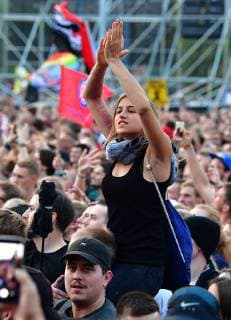 Zu dem Konzert gegen Fremdenfeindlichkeit und Rassismus in Chemnitz sind nach Angaben der Stadtverwaltung am fruehen Montagabend (03.09.18) rund 50.000 Menschen gekommen Foto: Der Rapper Trettmann). Zu der Gratisveranstaltung unter dem Motto Wir sind mehr in der Innenstadt hatten mehrere Bands eingeladen, darunter Die Toten Hosen , Feine Sahne Fischfilet , die Chemnitzer Band Kraftklub , der Rapper Marteria und die Hip-Hop-Band K.I.Z. Das Konzert auf dem Johannisplatz startete am spaeten Nachmittag mit einer Schweigeminute. (Siehe epd-Meldung vom 03.09.18) 50.000 Menschen bei Chemnitzer Konzert gegen Fremdenfeindlichkeit
