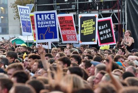 Zu dem Konzert gegen Fremdenfeindlichkeit und Rassismus in Chemnitz sind nach Angaben der Stadtverwaltung am fruehen Montagabend (03.09.18) rund 50.000 Menschen gekommen Foto: Der Rapper Trettmann). Zu der Gratisveranstaltung unter dem Motto Wir sind mehr in der Innenstadt hatten mehrere Bands eingeladen, darunter Die Toten Hosen , Feine Sahne Fischfilet , die Chemnitzer Band Kraftklub , der Rapper Marteria und die Hip-Hop-Band K.I.Z. Das Konzert auf dem Johannisplatz startete am spaeten Nachmittag mit einer Schweigeminute. (Siehe epd-Meldung vom 03.09.18) 50.000 Menschen bei Chemnitzer Konzert gegen Fremdenfeindlichkeit