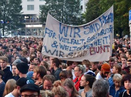 Zu dem Konzert gegen Fremdenfeindlichkeit und Rassismus in Chemnitz sind nach Angaben der Stadtverwaltung am fruehen Montagabend (03.09.18) rund 50.000 Menschen gekommen Foto: Der Rapper Trettmann). Zu der Gratisveranstaltung unter dem Motto Wir sind mehr in der Innenstadt hatten mehrere Bands eingeladen, darunter Die Toten Hosen , Feine Sahne Fischfilet , die Chemnitzer Band Kraftklub , der Rapper Marteria und die Hip-Hop-Band K.I.Z. Das Konzert auf dem Johannisplatz startete am spaeten Nachmittag mit einer Schweigeminute. (Siehe epd-Meldung vom 03.09.18) 50.000 Menschen bei Chemnitzer Konzert gegen Fremdenfeindlichkeit