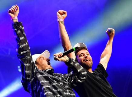 Zu dem Konzert gegen Fremdenfeindlichkeit und Rassismus in Chemnitz sind nach Angaben der Stadtverwaltung am fruehen Montagabend (03.09.18) rund 50.000 Menschen gekommen Foto: Der Rapper Trettmann). Zu der Gratisveranstaltung unter dem Motto Wir sind mehr in der Innenstadt hatten mehrere Bands eingeladen, darunter Die Toten Hosen , Feine Sahne Fischfilet , die Chemnitzer Band Kraftklub , der Rapper Marteria und die Hip-Hop-Band K.I.Z. Das Konzert auf dem Johannisplatz startete am spaeten Nachmittag mit einer Schweigeminute. (Siehe epd-Meldung vom 03.09.18) 50.000 Menschen bei Chemnitzer Konzert gegen Fremdenfeindlichkeit