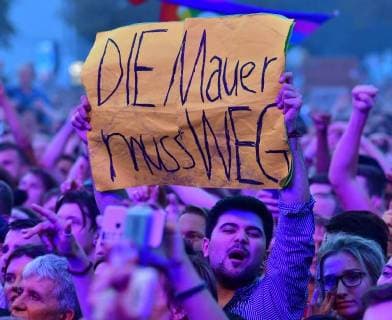 Zu dem Konzert gegen Fremdenfeindlichkeit und Rassismus in Chemnitz sind nach Angaben der Stadtverwaltung am fruehen Montagabend (03.09.18) rund 50.000 Menschen gekommen Foto: Der Rapper Trettmann). Zu der Gratisveranstaltung unter dem Motto Wir sind mehr in der Innenstadt hatten mehrere Bands eingeladen, darunter Die Toten Hosen , Feine Sahne Fischfilet , die Chemnitzer Band Kraftklub , der Rapper Marteria und die Hip-Hop-Band K.I.Z. Das Konzert auf dem Johannisplatz startete am spaeten Nachmittag mit einer Schweigeminute. (Siehe epd-Meldung vom 03.09.18) 50.000 Menschen bei Chemnitzer Konzert gegen Fremdenfeindlichkeit