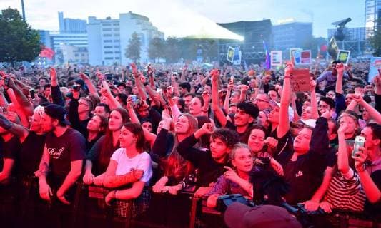 Zu dem Konzert gegen Fremdenfeindlichkeit und Rassismus in Chemnitz sind nach Angaben der Stadtverwaltung am fruehen Montagabend (03.09.18) rund 50.000 Menschen gekommen Foto: Der Rapper Trettmann). Zu der Gratisveranstaltung unter dem Motto Wir sind mehr in der Innenstadt hatten mehrere Bands eingeladen, darunter Die Toten Hosen , Feine Sahne Fischfilet , die Chemnitzer Band Kraftklub , der Rapper Marteria und die Hip-Hop-Band K.I.Z. Das Konzert auf dem Johannisplatz startete am spaeten Nachmittag mit einer Schweigeminute. (Siehe epd-Meldung vom 03.09.18) 50.000 Menschen bei Chemnitzer Konzert gegen Fremdenfeindlichkeit