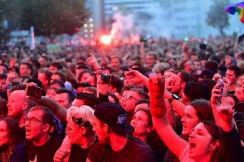 News Bilder des Tages Zu dem Konzert gegen Fremdenfeindlichkeit und Rassismus in Chemnitz sind nach Angaben der Stadtverwaltung am fruehen Montagabend (03.09.18) rund 50.000 Menschen gekommen Foto: Der Rapper Trettmann). Zu der Gratisveranstaltung unter dem Motto Wir sind mehr in der Innenstadt hatten mehrere Bands eingeladen, darunter Die Toten Hosen , Feine Sahne Fischfilet , die Chemnitzer Band Kraftklub , der Rapper Marteria und die Hip-Hop-Band K.I.Z. Das Konzert auf dem Johannisplatz startete am spaeten Nachmittag mit einer Schweigeminute. (Siehe epd-Meldung vom 03.09.18) 50.000 Menschen bei Chemnitzer Konzert gegen Fremdenfeindlichkeit