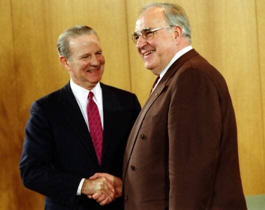 Bundeskanzler Helmut Kohl, rechts, und der amerikanische Aussenminister James Baker am 08. 01. 1991 in Bonn. --- German Chancellor Helmut Kohl, right, and US Foreign Minister James Baker on Jan. 08, 1991 in Bonn, Germany.