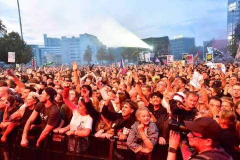 Zu dem Konzert gegen Fremdenfeindlichkeit und Rassismus in Chemnitz sind nach Angaben der Stadtverwaltung am fruehen Montagabend (03.09.18) rund 50.000 Menschen gekommen Foto: Der Rapper Trettmann). Zu der Gratisveranstaltung unter dem Motto Wir sind mehr in der Innenstadt hatten mehrere Bands eingeladen, darunter Die Toten Hosen , Feine Sahne Fischfilet , die Chemnitzer Band Kraftklub , der Rapper Marteria und die Hip-Hop-Band K.I.Z. Das Konzert auf dem Johannisplatz startete am spaeten Nachmittag mit einer Schweigeminute. (Siehe epd-Meldung vom 03.09.18) 50.000 Menschen bei Chemnitzer Konzert gegen Fremdenfeindlichkeit