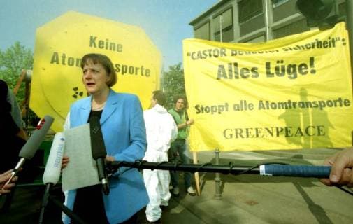 German Environment Minister Angela Merkel inspects a Greenpeace demonstration in front of the Bonn Ministry Wednesday, May 20, 1998. Demonstrators protest with artificial smoke and banners against nuclear transports which they believe are not safe and dangerous to the country. The banner reads: No nuclear transports! --- Bundesumweltministerin Angela Merkel besucht eine Greenpeace-Demonstration vor dem Bonner Ministerium am Mittwoch, den 20. Mai 1998. Demonstranten protestieren mit künstlichem Rauch und Bannern gegen Atomtransporte, die ihrer Meinung nach nicht sicher und gefährlich für das Land sind. Auf dem Banner steht: Keine Atomtransporte! *** German Environment Minister Angela Merkel inspects a Greenpeace demonstration in front of the Bonn Ministry Wednesday May 20 1998 Federal Environment Minister Angela Merkel visited a Green