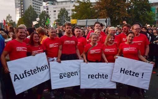 Zu dem Konzert gegen Fremdenfeindlichkeit und Rassismus in Chemnitz sind nach Angaben der Stadtverwaltung am fruehen Montagabend (03.09.18) rund 50.000 Menschen gekommen Foto: Der Rapper Trettmann). Zu der Gratisveranstaltung unter dem Motto Wir sind mehr in der Innenstadt hatten mehrere Bands eingeladen, darunter Die Toten Hosen , Feine Sahne Fischfilet , die Chemnitzer Band Kraftklub , der Rapper Marteria und die Hip-Hop-Band K.I.Z. Das Konzert auf dem Johannisplatz startete am spaeten Nachmittag mit einer Schweigeminute. (Siehe epd-Meldung vom 03.09.18) 50.000 Menschen bei Chemnitzer Konzert gegen Fremdenfeindlichkeit