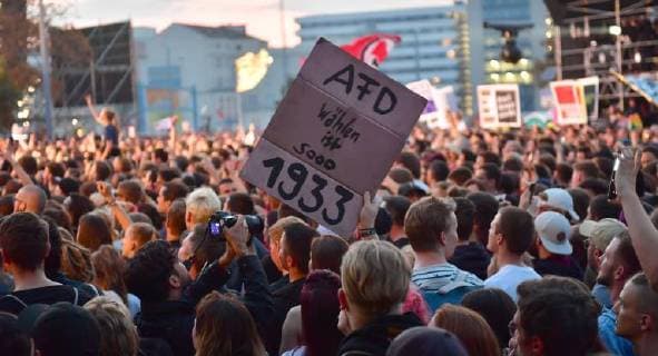 Zu dem Konzert gegen Fremdenfeindlichkeit und Rassismus in Chemnitz sind nach Angaben der Stadtverwaltung am fruehen Montagabend (03.09.18) rund 50.000 Menschen gekommen Foto: Der Rapper Trettmann). Zu der Gratisveranstaltung unter dem Motto Wir sind mehr in der Innenstadt hatten mehrere Bands eingeladen, darunter Die Toten Hosen , Feine Sahne Fischfilet , die Chemnitzer Band Kraftklub , der Rapper Marteria und die Hip-Hop-Band K.I.Z. Das Konzert auf dem Johannisplatz startete am spaeten Nachmittag mit einer Schweigeminute. (Siehe epd-Meldung vom 03.09.18) 50.000 Menschen bei Chemnitzer Konzert gegen Fremdenfeindlichkeit