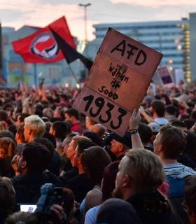 Zu dem Konzert gegen Fremdenfeindlichkeit und Rassismus in Chemnitz sind nach Angaben der Stadtverwaltung am fruehen Montagabend (03.09.18) rund 50.000 Menschen gekommen Foto: Der Rapper Trettmann). Zu der Gratisveranstaltung unter dem Motto Wir sind mehr in der Innenstadt hatten mehrere Bands eingeladen, darunter Die Toten Hosen , Feine Sahne Fischfilet , die Chemnitzer Band Kraftklub , der Rapper Marteria und die Hip-Hop-Band K.I.Z. Das Konzert auf dem Johannisplatz startete am spaeten Nachmittag mit einer Schweigeminute. (Siehe epd-Meldung vom 03.09.18) 50.000 Menschen bei Chemnitzer Konzert gegen Fremdenfeindlichkeit