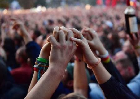 News Bilder des Tages Zu dem Konzert gegen Fremdenfeindlichkeit und Rassismus in Chemnitz sind nach Angaben der Stadtverwaltung am fruehen Montagabend (03.09.18) rund 50.000 Menschen gekommen Foto: Der Rapper Trettmann). Zu der Gratisveranstaltung unter dem Motto Wir sind mehr in der Innenstadt hatten mehrere Bands eingeladen, darunter Die Toten Hosen , Feine Sahne Fischfilet , die Chemnitzer Band Kraftklub , der Rapper Marteria und die Hip-Hop-Band K.I.Z. Das Konzert auf dem Johannisplatz startete am spaeten Nachmittag mit einer Schweigeminute. (Siehe epd-Meldung vom 03.09.18) 50.000 Menschen bei Chemnitzer Konzert gegen Fremdenfeindlichkeit