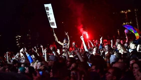 Zu dem Konzert gegen Fremdenfeindlichkeit und Rassismus in Chemnitz sind nach Angaben der Stadtverwaltung am fruehen Montagabend (03.09.18) rund 50.000 Menschen gekommen Foto: Der Rapper Trettmann). Zu der Gratisveranstaltung unter dem Motto Wir sind mehr in der Innenstadt hatten mehrere Bands eingeladen, darunter Die Toten Hosen , Feine Sahne Fischfilet , die Chemnitzer Band Kraftklub , der Rapper Marteria und die Hip-Hop-Band K.I.Z. Das Konzert auf dem Johannisplatz startete am spaeten Nachmittag mit einer Schweigeminute. (Siehe epd-Meldung vom 03.09.18) 50.000 Menschen bei Chemnitzer Konzert gegen Fremdenfeindlichkeit
