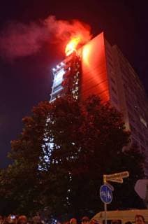 Chemnitz, der 03. September 2018 Mit einem Konzert vor mehreren zehntausend Menschen setzen heute zahlreiche Bands an der Johanniskirche ein Zeichen gegen Rassismus, Faschismus und Gewalt. U.a. Feine Sahne Fischfilet , K.I.Z., Die Toten Hosen, Materia & Casper u.a. spielen kostenlos unter dem Motto: Wir sind mehr Bildinfo: Unbekannte zuenden Pyrotechnik während des Auftrittes der Toten Hosen auf dem Dach des Hochhauses gegenüber des Konzertes. Bands spielen vor 70.000 Menschen unter dem Motto Wir sind mehr in Chemnitz