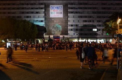Chemnitz, der 03. September 2018 Mit einem Konzert vor mehreren zehntausend Menschen setzen heute zahlreiche Bands an der Johanniskirche ein Zeichen gegen Rassismus, Faschismus und Gewalt. U.a. Feine Sahne Fischfilet , K.I.Z., Die Toten Hosen, Materia & Casper u.a. spielen kostenlos unter dem Motto: Wir sind mehr Bildinfo: Ursprünglich sollte das Konzert am Karl Marx Denkmal ausgerichtet werden. Bands spielen vor 70.000 Menschen unter dem Motto Wir sind mehr in Chemnitz