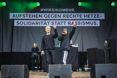 Chemnitz - Wir sind mehr . Sänger Felix Brummer ( Felix Kummer KRAFTKLUB ) und Sänger Ronny Trettmann ( Stefan Richter ) während des Konzertes gegen Rechtsradikalismus und Fremdenhass Wir sind mehr am 03.09.2018 in Chemnitz. 20180903SFL0020