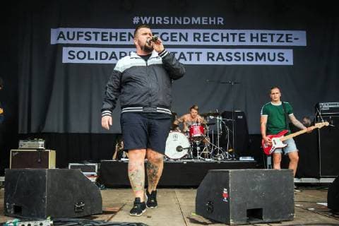Chemnitz - Wir sind mehr . Sänger Jan Monchi Gorkow ( Feine Sahne Fischfilet ) während des Konzertes gegen Rechtsradikalismus und Fremdenhass Wir sind mehr am 03.09.2018 in Chemnitz. 20180903SFL0022