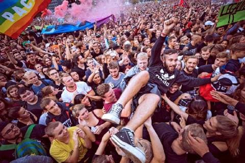 Chemnitz - Wir sind mehr . Begeistertes Publikum während des Konzertes gegen Rechtsradikalismus und Fremdenhass Wir sind mehr am 03.09.2018 in Chemnitz. 20180903SFL0024