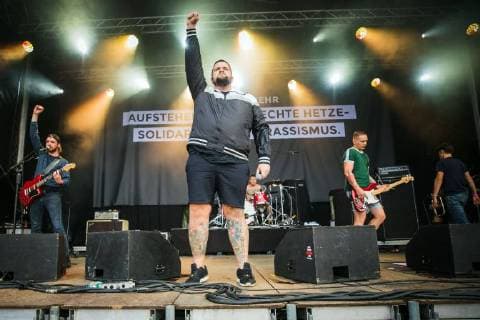 Chemnitz - Wir sind mehr . Sänger Jan Monchi Gorkow ( Feine Sahne Fischfilet ) während des Konzertes gegen Rechtsradikalismus und Fremdenhass Wir sind mehr am 03.09.2018 in Chemnitz. 20180903SFL0025
