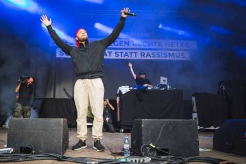 Chemnitz - Wir sind mehr . Rapper Tarek Ebene ( K.I.Z ) während des Konzertes gegen Rechtsradikalismus und Fremdenhass Wir sind mehr am 03.09.2018 in Chemnitz. 20180903SFL0026