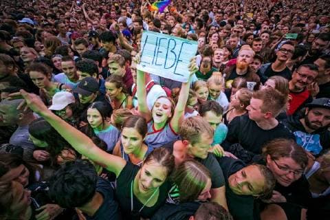 Chemnitz - Wir sind mehr . Begeistertes Publikum während des Konzertes gegen Rechtsradikalismus und Fremdenhass Wir sind mehr am 03.09.2018 in Chemnitz. 20180903SFL0030