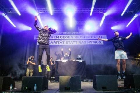 Chemnitz - Wir sind mehr . Rapper Marteria ( Marten Laciny ) und Casper ( Benjamin Griffey ) während des Konzertes gegen Rechtsradikalismus und Fremdenhass Wir sind mehr am 03.09.2018 in Chemnitz. 20180903SFL0032