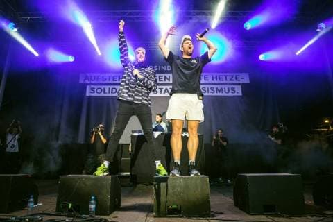 Chemnitz - Wir sind mehr . Rapper Marteria ( Marten Laciny ) und Casper ( Benjamin Griffey ) während des Konzertes gegen Rechtsradikalismus und Fremdenhass Wir sind mehr am 03.09.2018 in Chemnitz. 20180903SFL0033