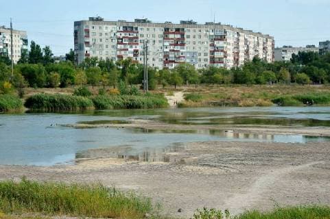 Blocks of flats are seen behind Lake Chyste which is drying up in Sievierodonetsk, Luhansk Region, eastern Ukraine, September 3, 2018. Ukrinform.  Copyright: xKOVALEVx
