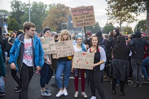 Besucher vom wirsindmehr-Konzert gegen Rechts vor der Johanniskirche. Chemnitz, 03.09.2018