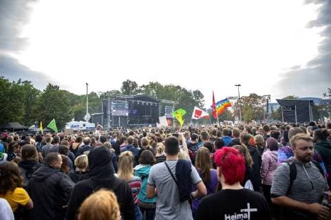Besucher vom wirsindmehr-Konzert gegen Rechts vor der Johanniskirche. Chemnitz, 03.09.2018